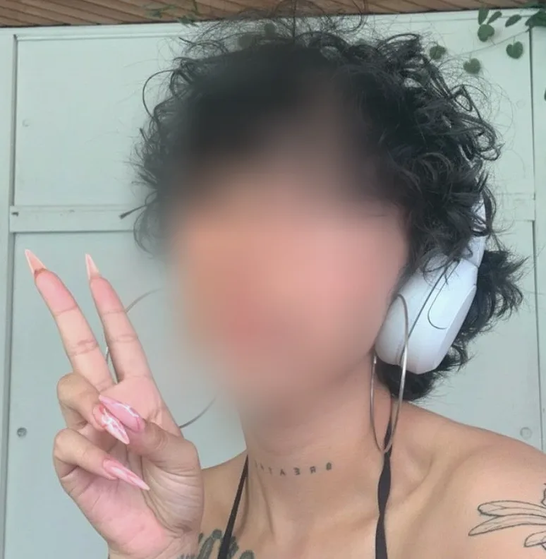 Ela, 26